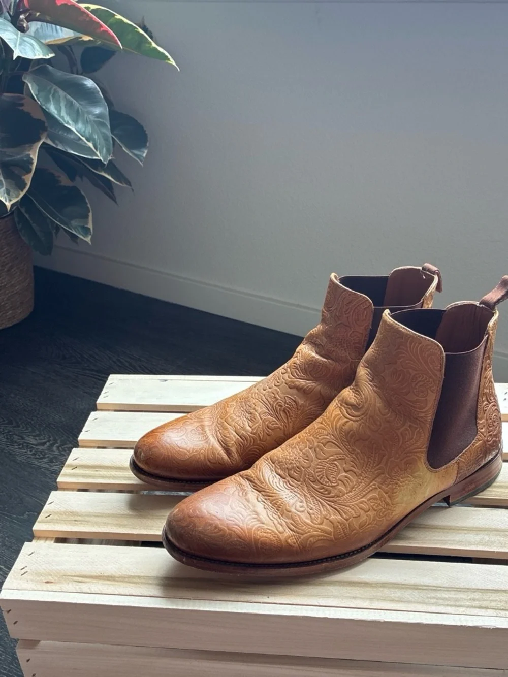 TAFT Men's Embossed Tan Chelsea Boots